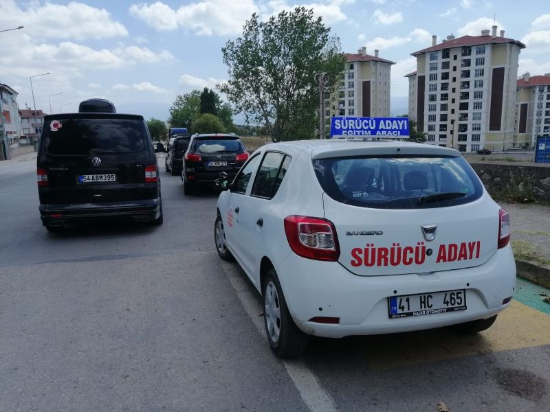 Sürücü adayı aracı aniden durdu, sürücü kursu eğitmenini darp ettiler
