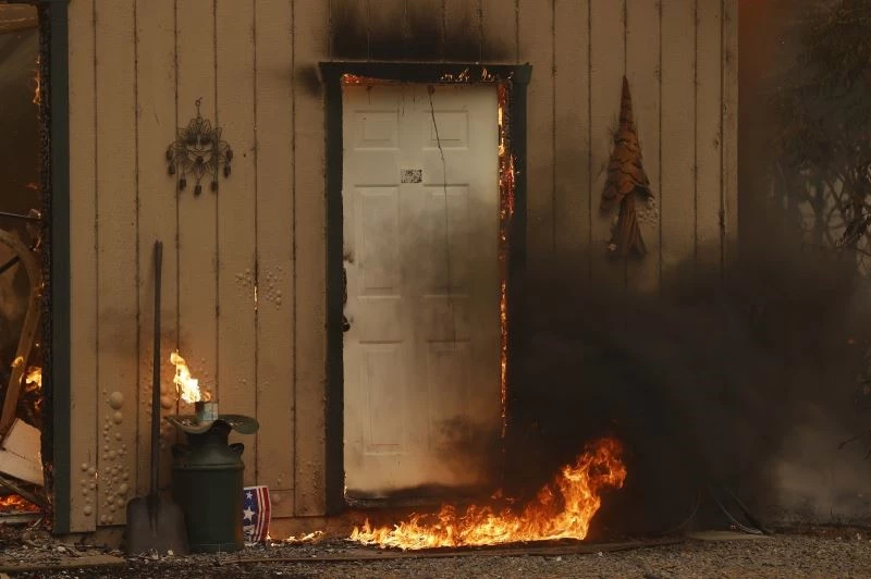 California’nın en büyük ikinci yangını 705 bin dönümlük alanı küle çevirdi
