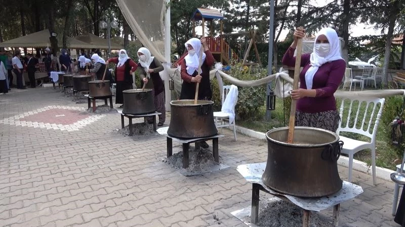 Aşure kazanları birlik ve beraberlik için kaynadı
