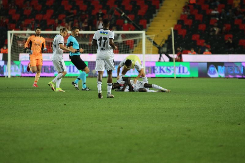 Gaziantep FK maçının 70. dakikasında Beşiktaşlı Fabrice N’Sakala bir pozisyon sonrası fenalaşarak ambulansla hastaneye götürüldü.
