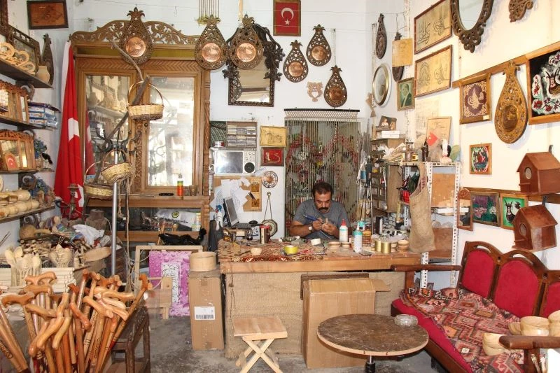 Eski mesleği gemiciliğe olan hasretini ahşaptan gemiler yaparak gideriyor
