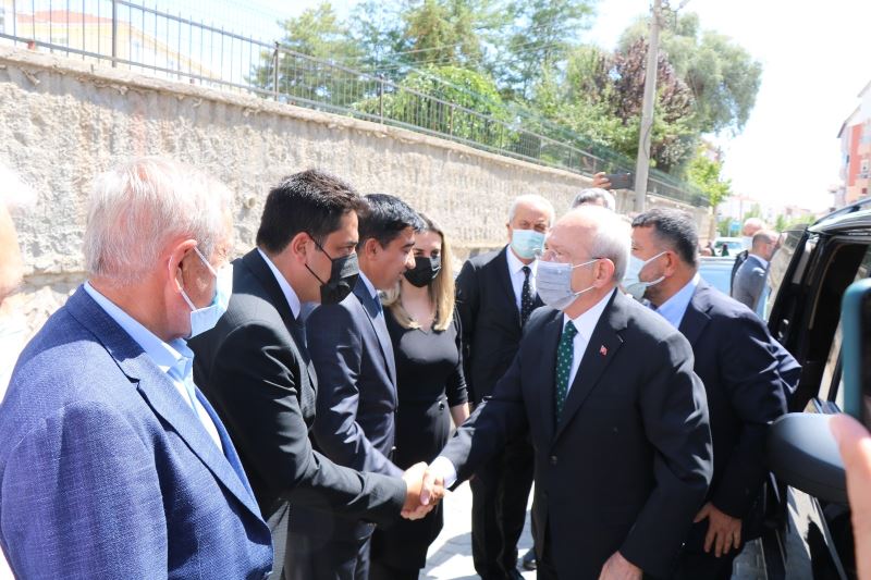 CHP Lideri Kılıçdaroğlu, Milletvekili İlhan’a taziye ziyaretinde bulundu