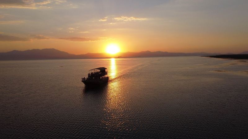 Beyşehir Gölü’nde tur teknelerinin günbatımı gezileri ilgi çekiyor
