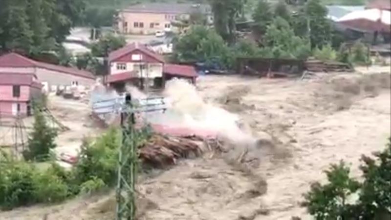 Türkeli’deki selde fabrikanın yıkılma anı kamerada
