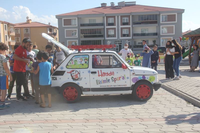(Özel) Çocukları spora teşvik etmek için süslediği mini otomobille mahalle mahalle geziyor
