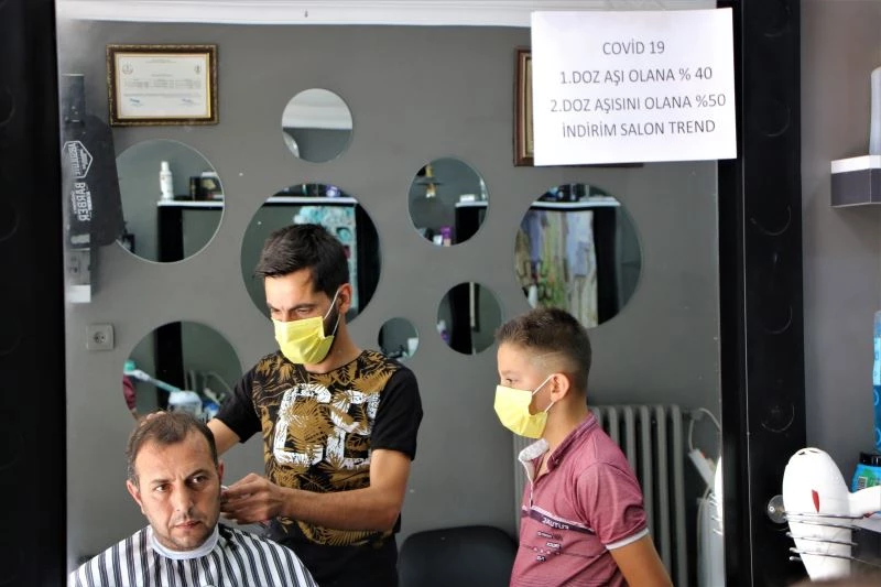 Elazığlı berberden aşı tarifesi: 1’inci doz aşı olana yüzde 40, 2’nci doz olana yüzde 50 indirim
