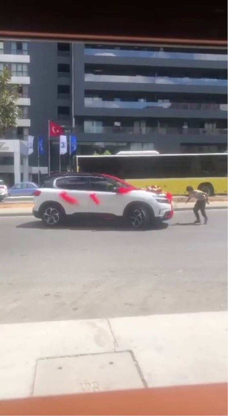 Ümraniye’de gelin arabasının önüne atlayan çocuklar trafiği birbirine kattı
