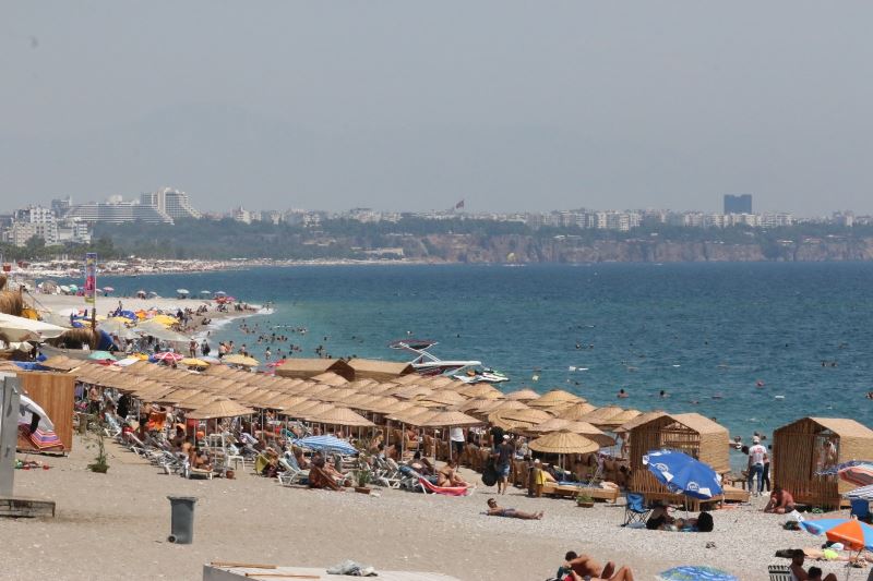 Turizm kenti Antalya’da sahiller tıklım tıklım doldu
