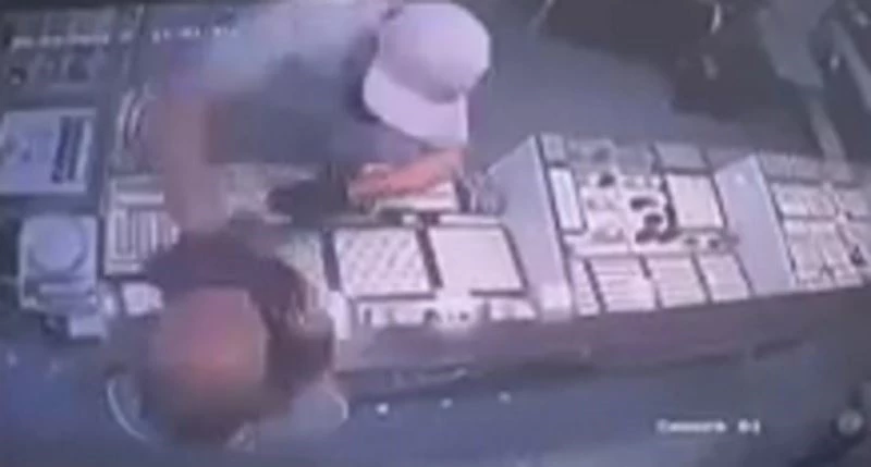 Kuyumcunun yüzüne taşla vurup altınlarla kayıplara karıştı
