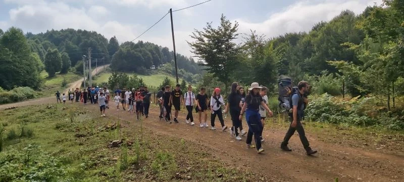 Doğada yürüyüşün tadını çıkardılar
