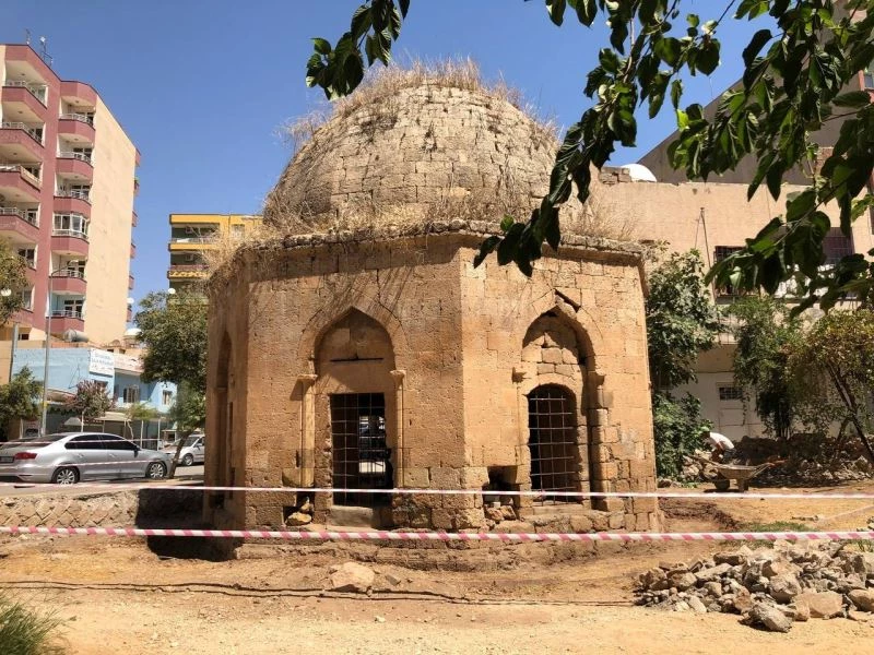 Artuklular döneminden kalan tarihi kümbetin restorasyonu sırasında 3 mezar bulundu
