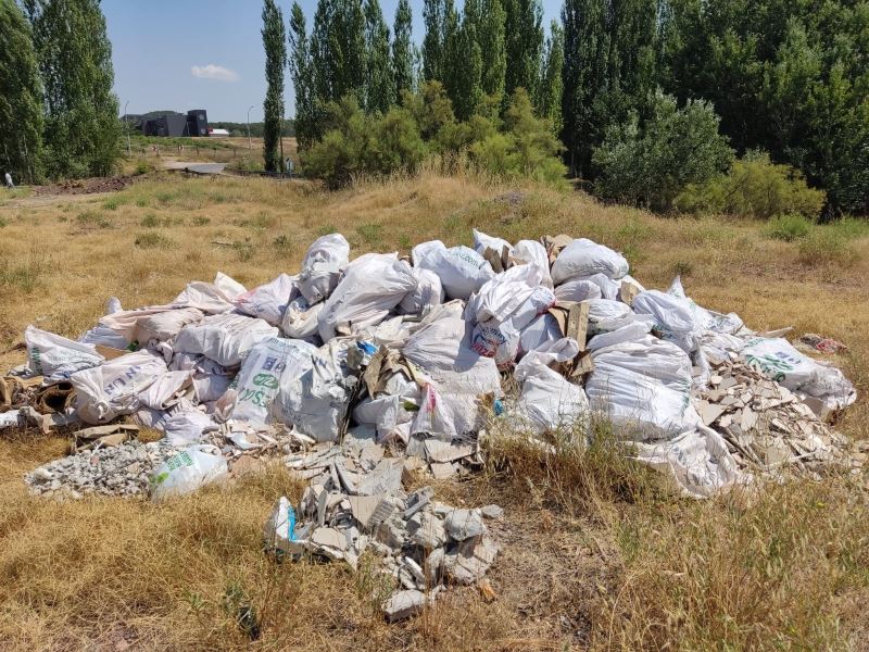 İnşaat molozları yeşil alanları kirletmeye devam ediyor
