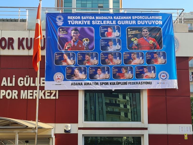 Tokyo 2020’de madalya kazanan sporculara Adana ASKF’den afişli jest
