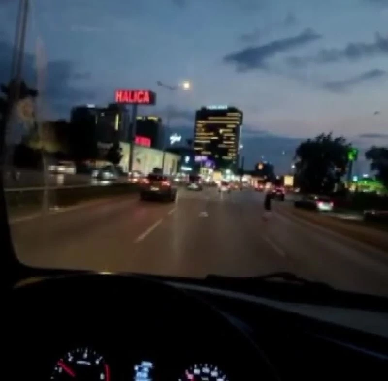 Bursa’da canlarını hiçe saydılar.. Hızla akan trafikte yolun karşısına geçmeye çalıştılar
