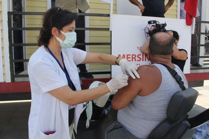Mersin’de mobil konteynerlerde aşı dönemi başladı
