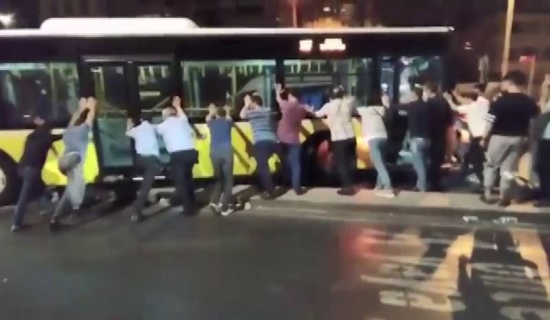 Üsküdar’da refüjde asılı kalan İETT otobüsünü vatandaşlar kurtarmaya çalıştı
