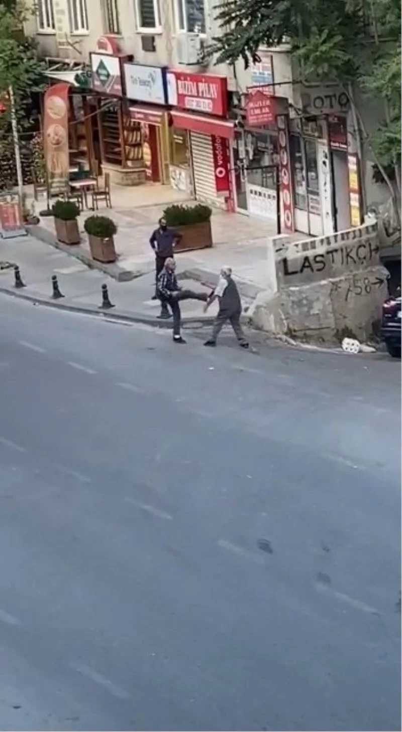 (Özel) Ümraniye’de iki yaşlı amcanın kavgası görenleri şaşkına çevirdi
