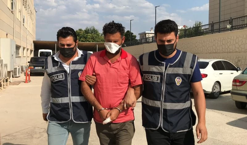 Karısına laf attığını iddia ettiği kişiyi bıçaklayarak öldüren şüpheli adliyeye sevk edildi
