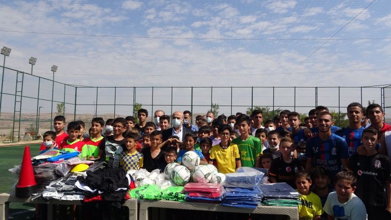 Mardin Büyükşehir Belediyesi’nin düzenlediği yaz spor okulları etkinliklerinin sona ermesiyle öğrencilere hediye dağıtıldı

