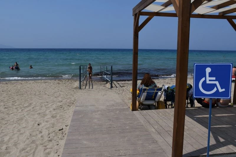 Kuşadası plajlarında engelli rampalarının sayısı giderek artıyor
