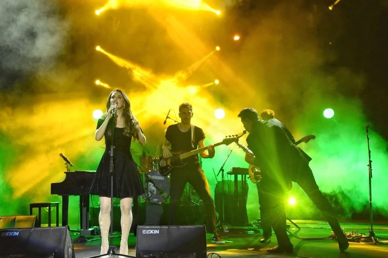 Karsu: “Sahne kıyafetimi bit pazarından aldım”
