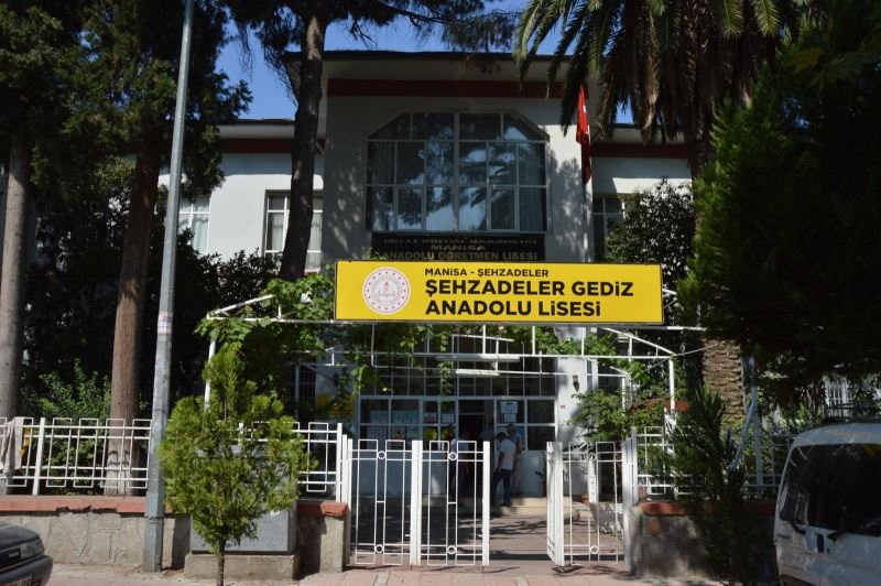 Gediz Anadolu Lisesi başarılarıyla göz dolduruyor
