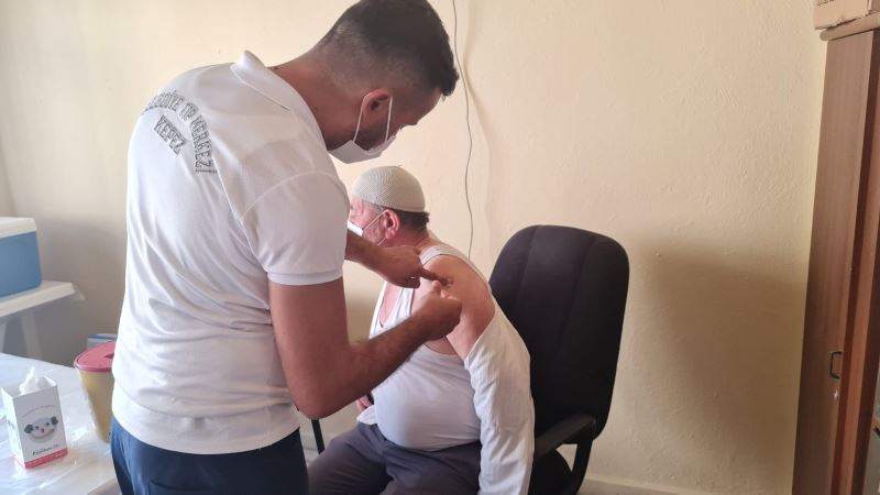 Gömbe’de kurulan mobil aşı merkezinde 715 kişi aşı oldu
