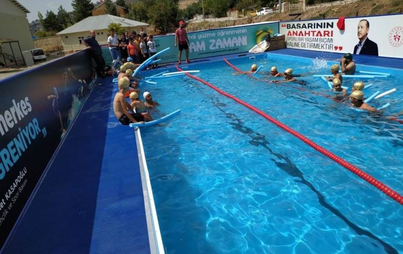 Tunceli’de yüzme bilmeyenler için portatif yüzme havuzu oluşturuldu
