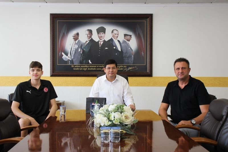 Başkan Özcan, Türkiye Basketbol Milli Takımı’na seçilen Ersöz’ü ağırladı
