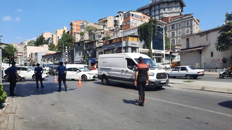 Şişli’de dev asayiş uygulaması: Araçlar didik didik arandı
