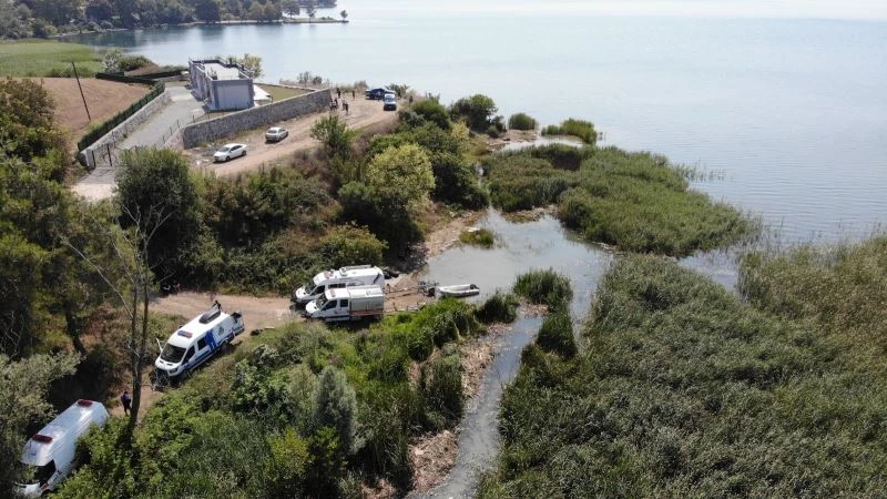 Tekne ile açıldığı gölde suya atlayan genci arama çalışmaları sürüyor
