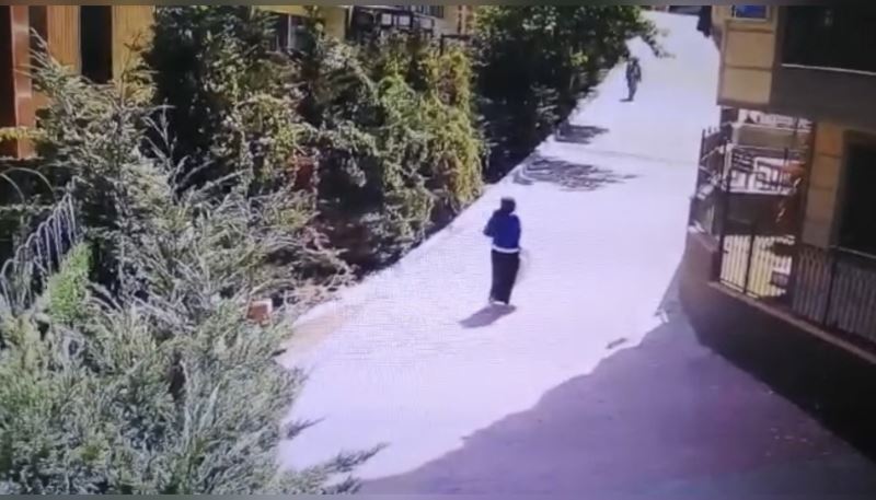 (Özel) İstanbul’da haltercileri aratmayan kadın hırsız: Düştü kalktı yine de çelik kasayı götürdü
