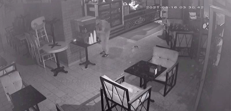  Esenyurt’ta pişkin hırsız soyduğu dükkanda yorulunca limonata içti
