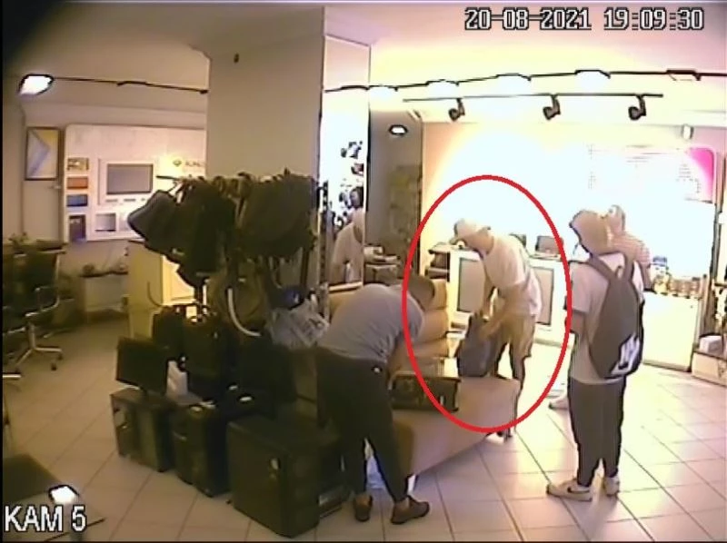 Kızının çantasını çalan hırsıza seslendi: 