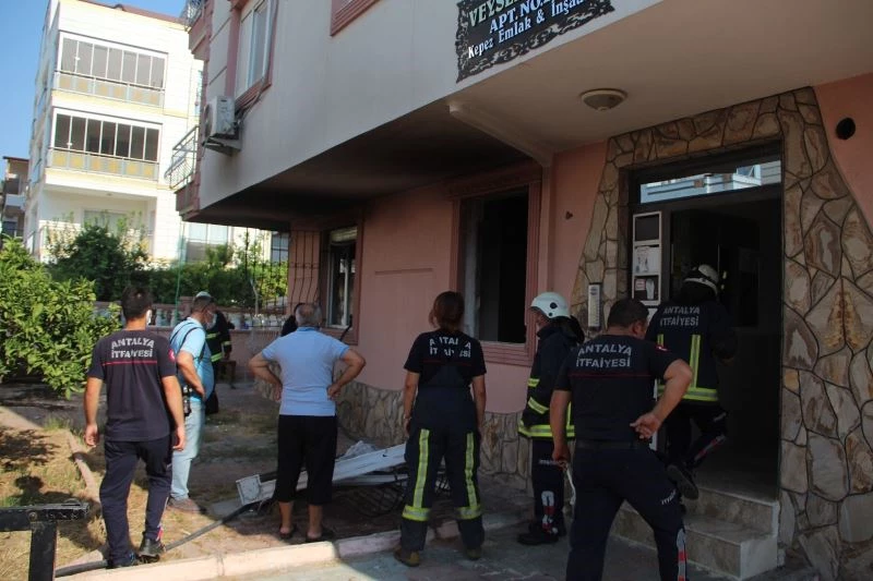 Giriş katta çıkan yangında daire kullanılamaz hale geldi
