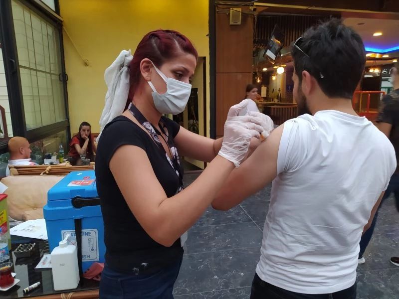 Diyarbakır’da kafe çalışanları ve müşteriler aşı oldu
