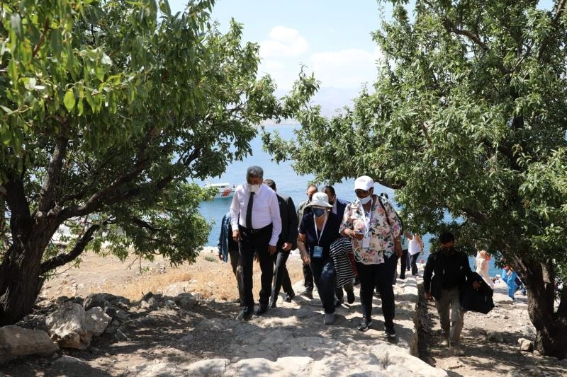 68 ülkenin büyükelçileri ve diplomatları Akdamar Adası’nı gezdi
