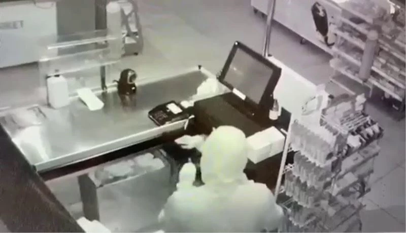 İş yerindeki kapüşonlu hırsız güvenlik kamerasına yakalandı
