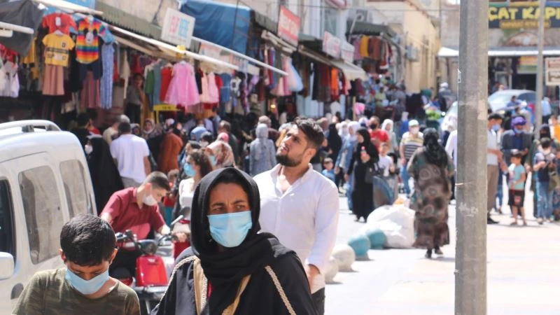 Türkiye’nin ’kırmızı’ kategorideki tek ilinde aşı olanlar aşısızlara tepkili
