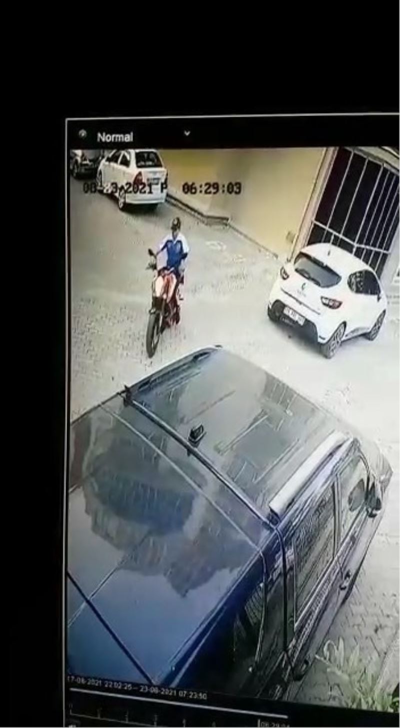 (Özel) Zinciri kırmak için bir saat uğraşıp 35 bin liralık motosikleti çaldı
