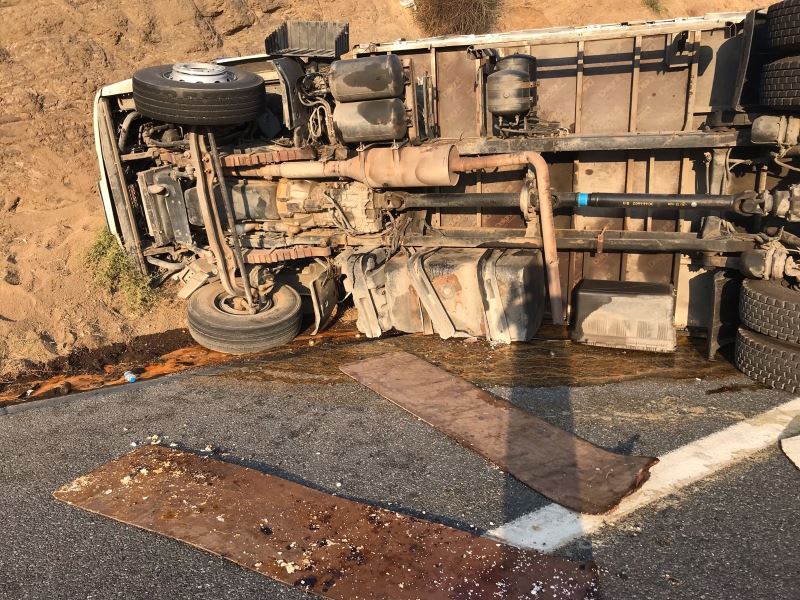 (Özel) Kuzey Marmara otoyolunda yumurta yüklü kamyon devrildi:1 yaralı
