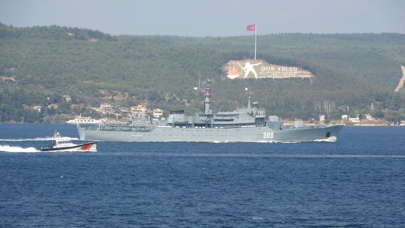Rus donanmasına ait eğitim gemisi Çanakkale Boğazı’ndan geçti
