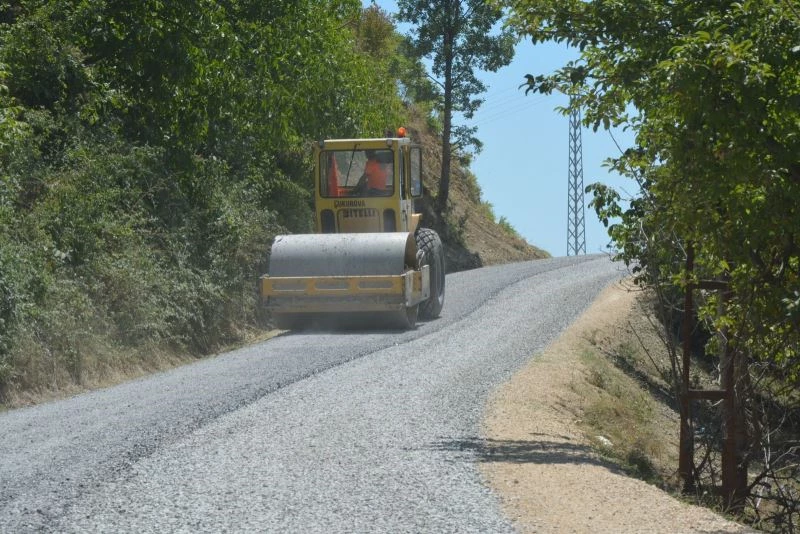 Çamlıyayla’nın yolları asfaltlanıyor
