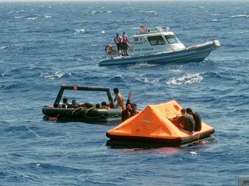 Yunanlıların Türk karasularına bıraktığı 32 göçmen kurtarıldı
