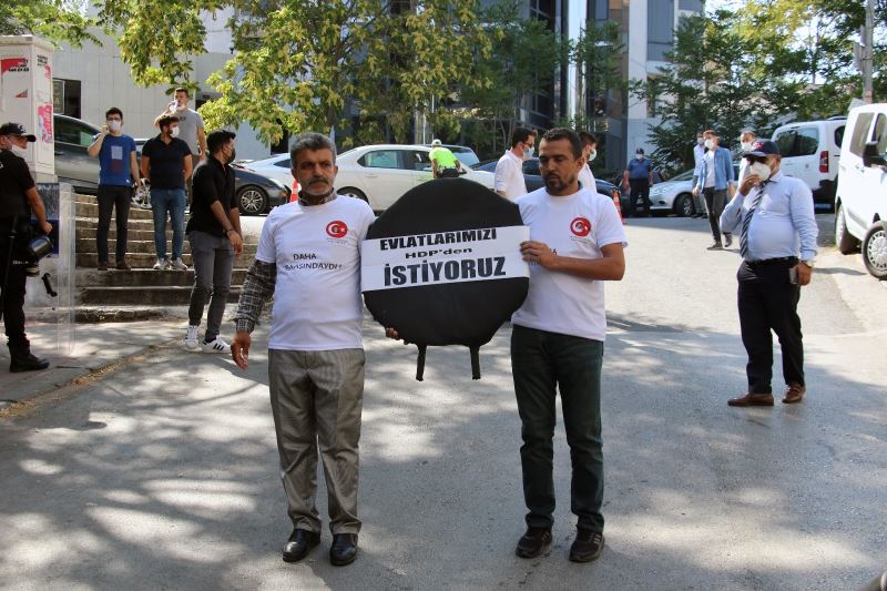 Diyarbakır ailelerinden HDP’ye siyah çelenkli protesto: “Bizim evladımızı HDP götürdü”
