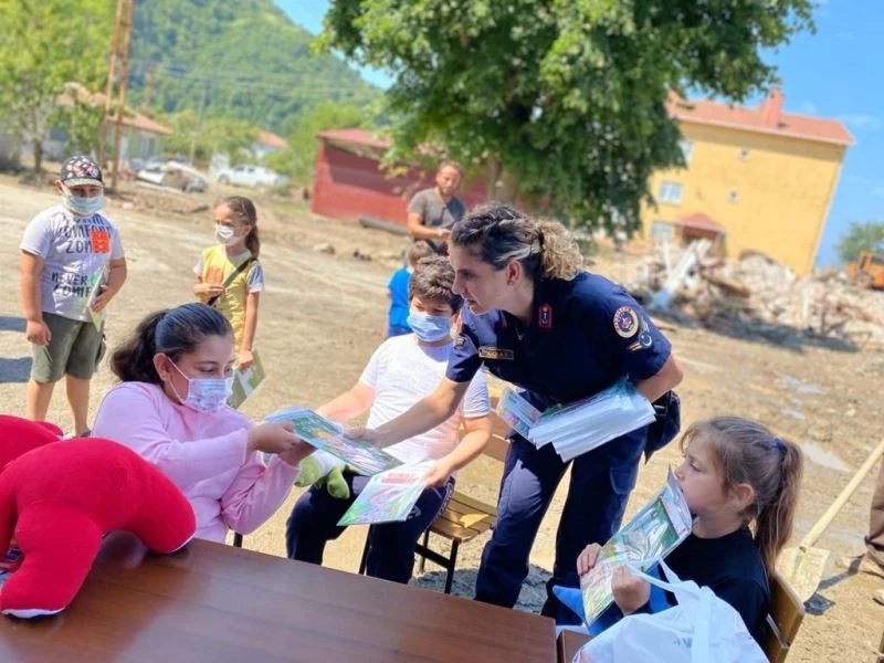 Jandarma personeli, selzede çocukların yüzünü güldürdü
