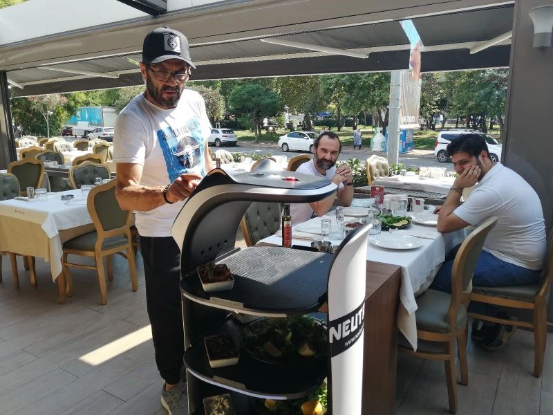 (Özel) Kadıköy’de kebapçıda robot garson ile servis dönemi
