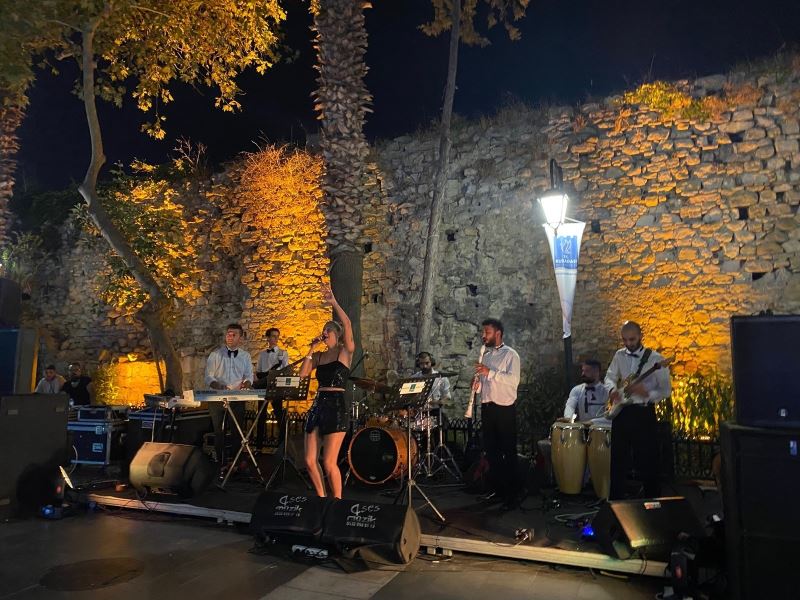 Kuşadası’nın turistik çarşıları konserlerle şenleniyor
