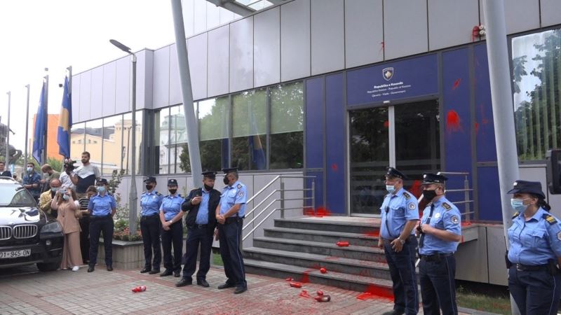 Kosova’da kadın cinayetleri protestosunda başbakanlık binasına kırmızı boya atıldı
