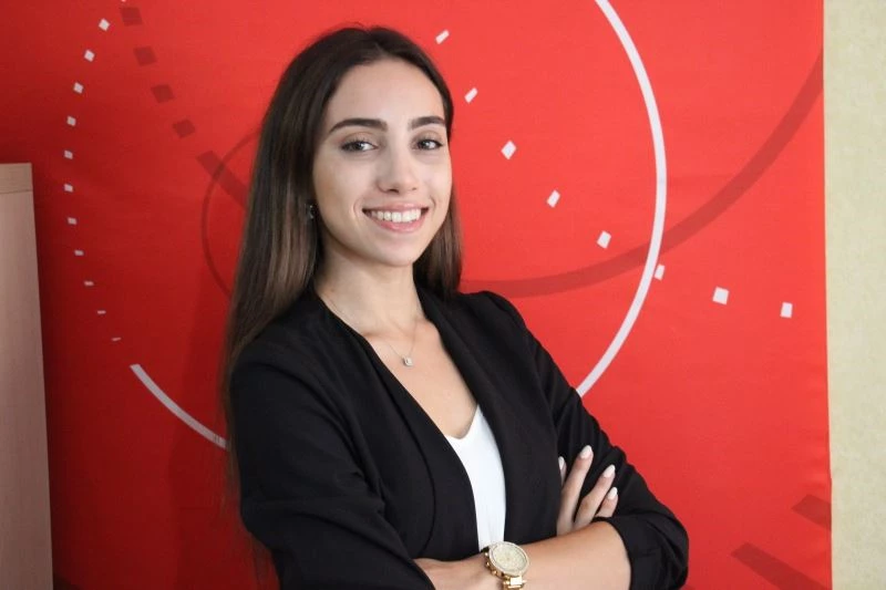 Arel Üniversitesi’nde yaşanan olayın kahramanı Tuba Yıldırım, şehidin fotoğrafının ve Türk bayrağının sahneye çıkarılmasını engellemeye kalkan şahıstan şikayetçi oldu
